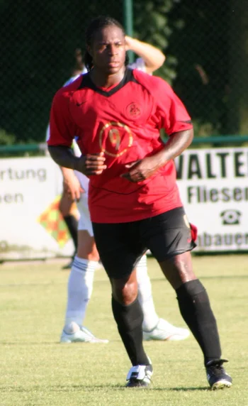 Émile Mpenza — Biography